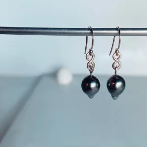 Figure 8 black pearls earrings