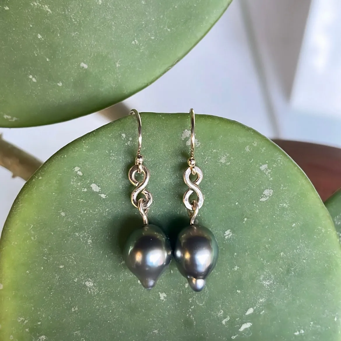 Figure 8 black pearls earrings