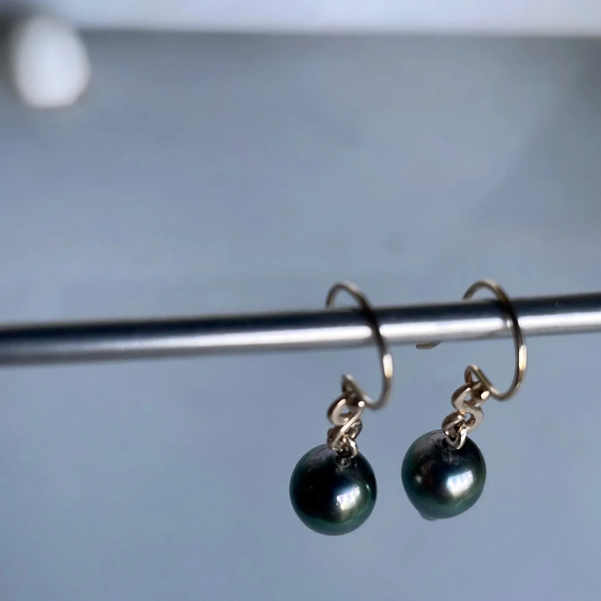 Figure 8 black pearls earrings