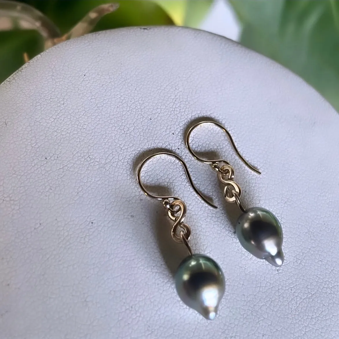 Figure 8 black pearls earrings