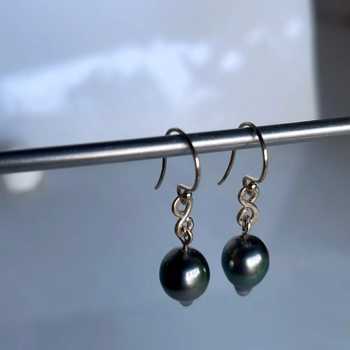 Figure 8 black pearls earrings