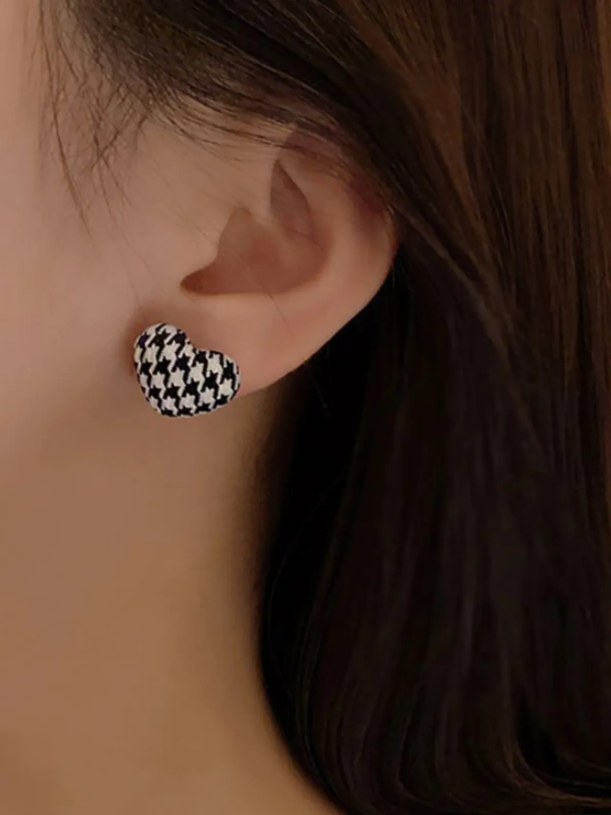 Lookin' Chic! Houndstooth Heart Earrings