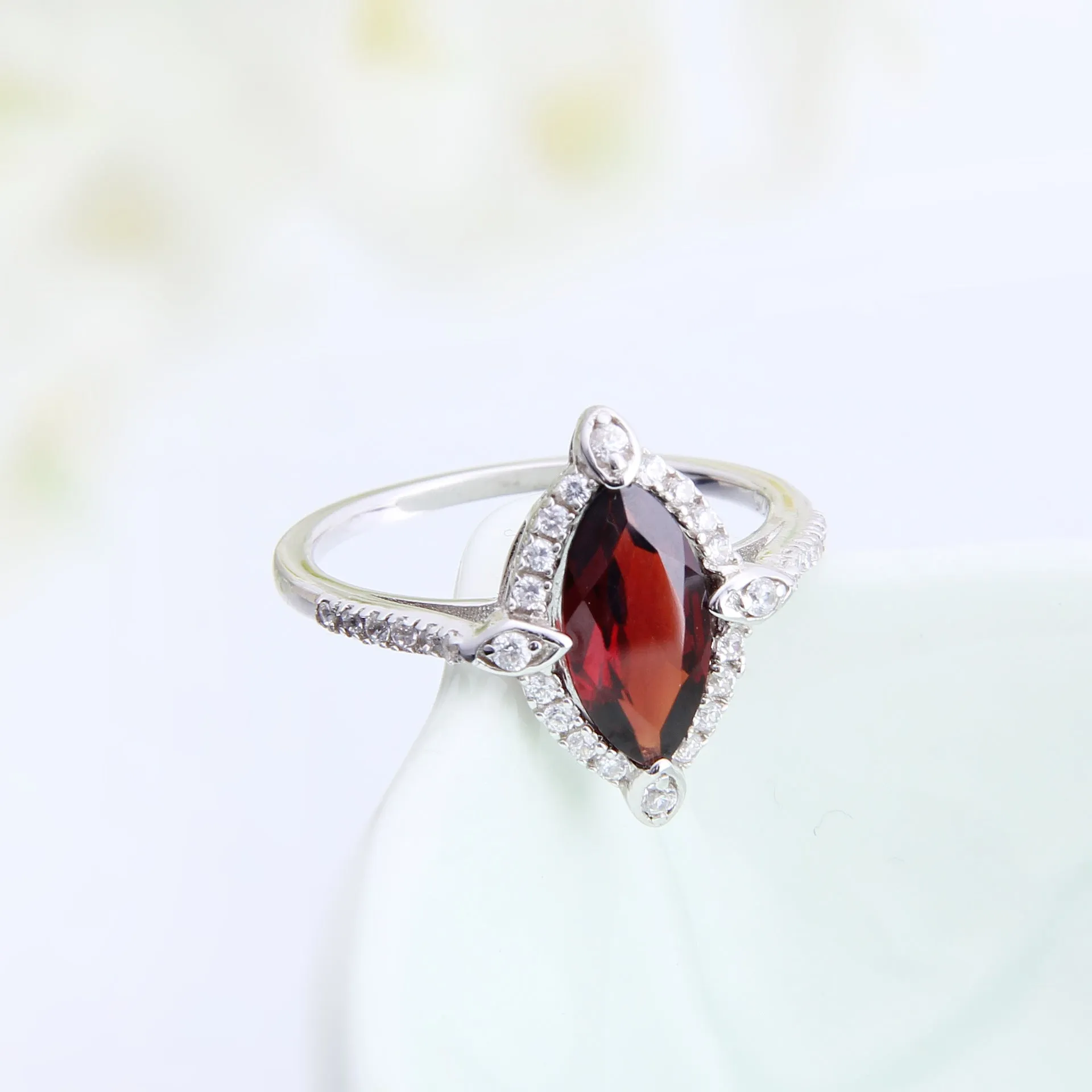 Luxurious Natural Garnet s925 Silver Inlaided Ring for Women